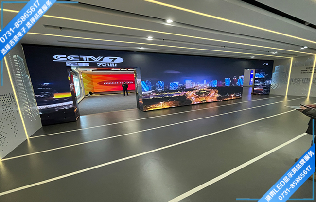 長(zhǎng)沙某單位展廳門型LED顯示屏.jpg 長(zhǎng)沙某單位展廳門型LED顯示屏.jpg
